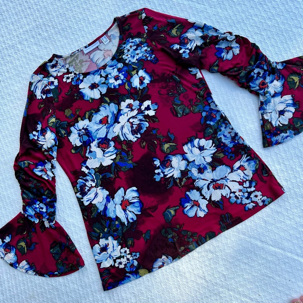 SUSAN GRAVER KNIT RUCHED BELL SLEEVE FLORAL TUNIC
